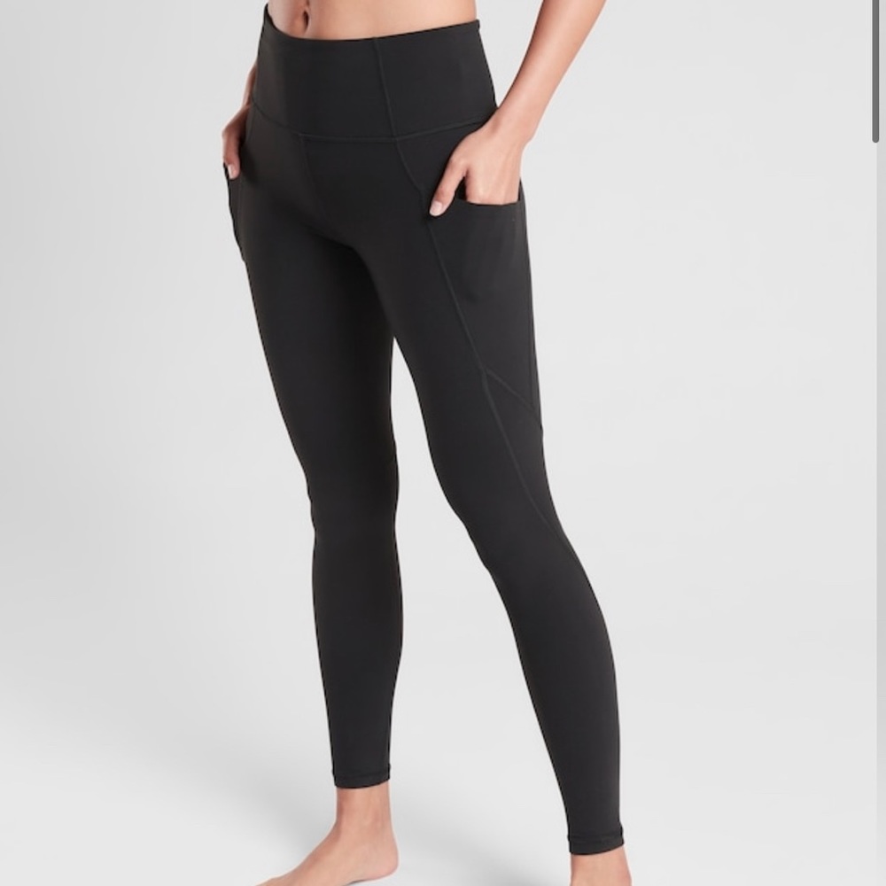 Athleta black salutation 7/8 tight in powervita